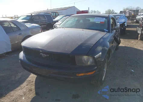 2005 Ford Mustang V6 Deluxe/V6 Premium z USA, uszkodzony, nr VIN 1ZVFT80NX55114915
